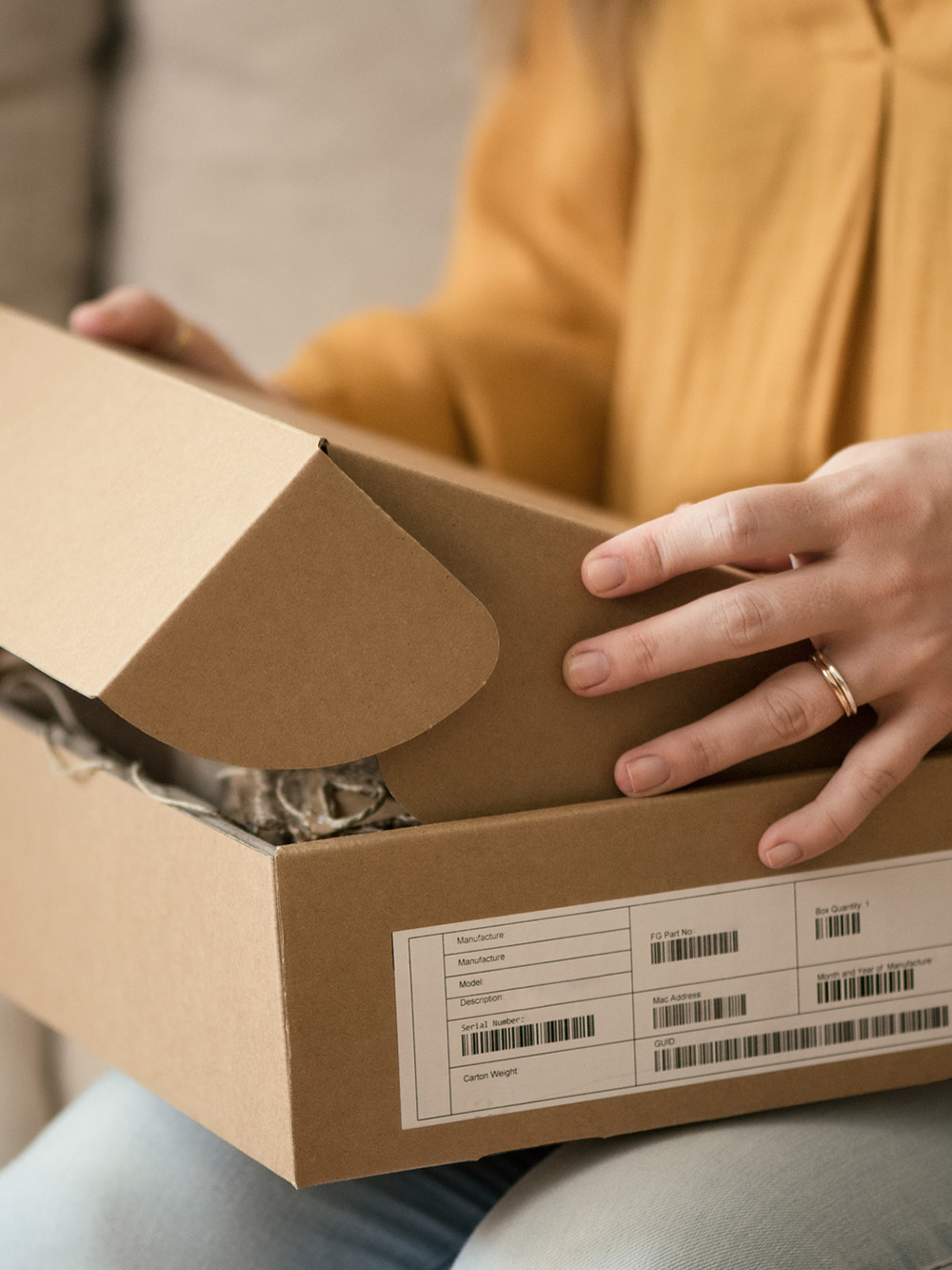 En ung kvinna öppnar ett paket från en online-handel